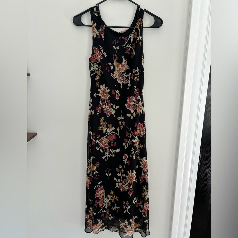 Vintage petite women’s midi length floral print dress.